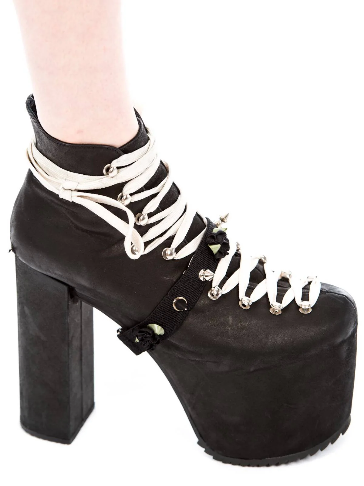Spikes and Flower Shoe Garter - Light Purple - Image 3